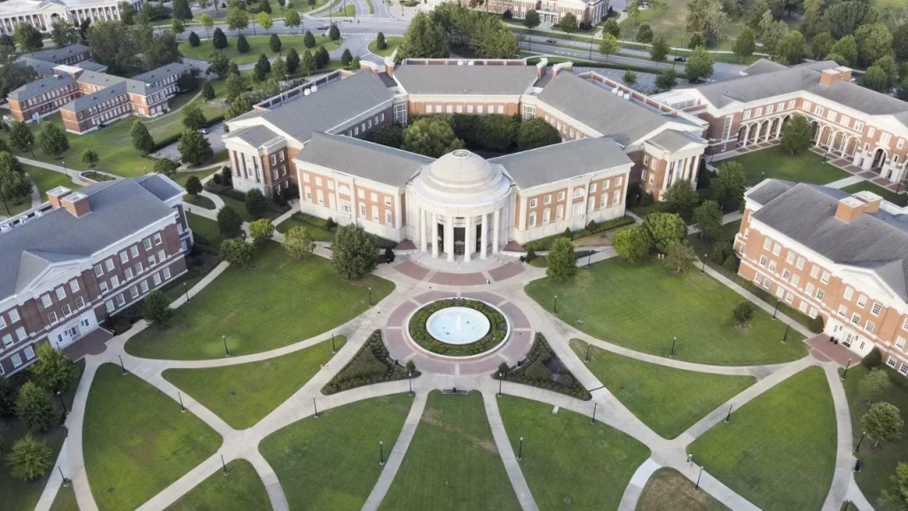 University of Alabama red-brick buildings and green lawns – known for rolling admission universities in USA for international students