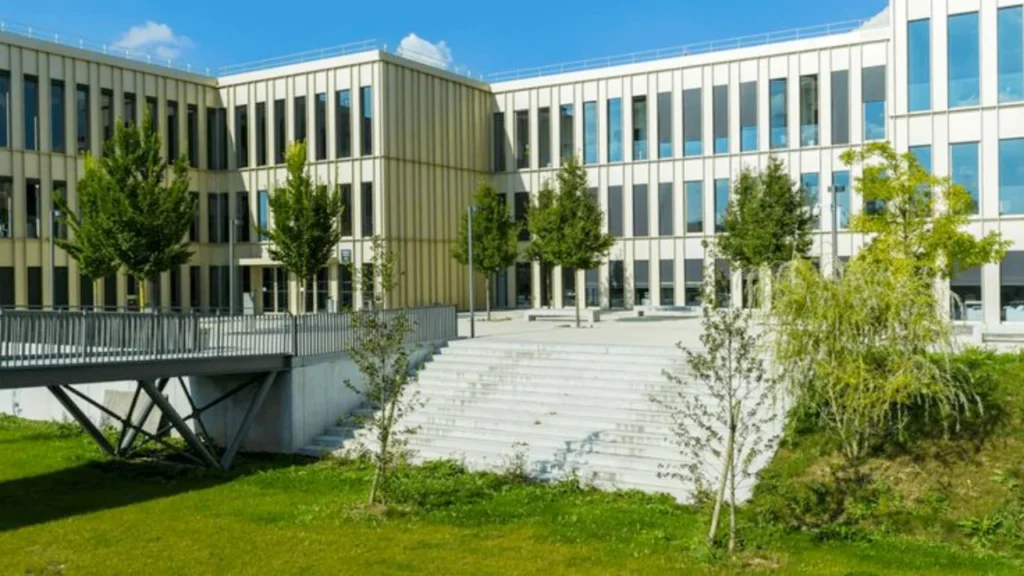 hec paris is one of the top 10 best universities in the world that offers top marketing degree programs
